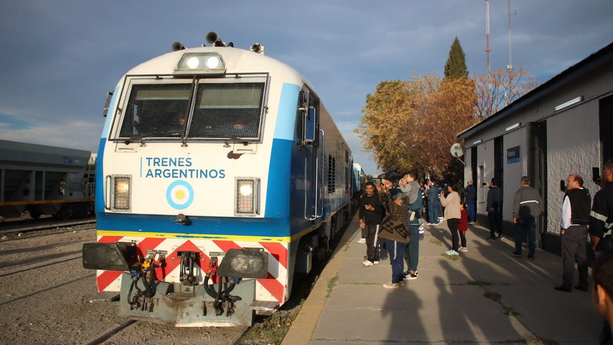 Así esperaban los vecinos de Palmira la llegada del tren de pasajeros. Además hubo funcionarios y políticos aguardando en el andén.
