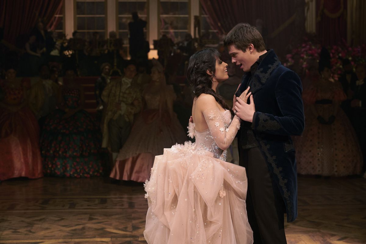 Camilla Cabello y Nicholas Galitzine en la película Camilla Cabello y Nicholas Galitzine en la película