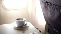 Nunca hay que pedir café o té en un avión, el consejo de una azafata que se volvió viral