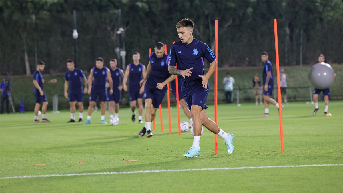 La Selección argentina tuvo el viernes la última práctica antes de enfrentar este sábado a Australia, por el Mundial Qatar 2022.