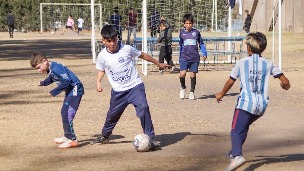 Muchos se divirtieron jugando al fútbol o al metegol. Muchos se divirtieron jugando al fútbol o al metegol.