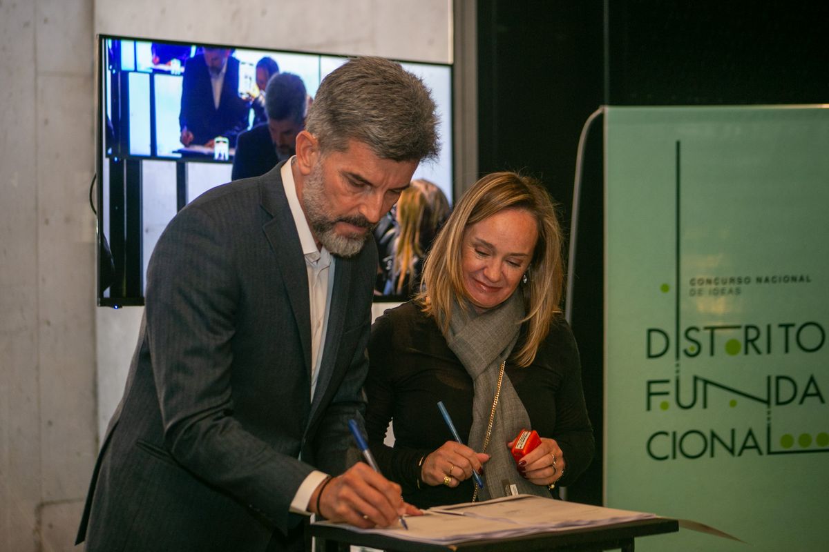 El intendente Ulpiano Suarez y la presidenta del Colegio de Arquitectos, Leticia Martínez, lanzaron el concurso urbanístico de alcance nacional.