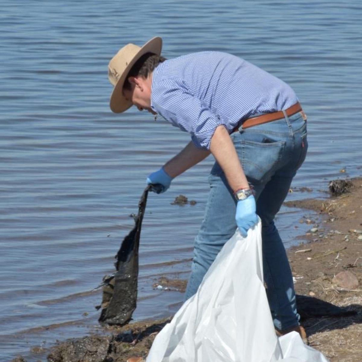 El propio intendente de Lavalle, Roberto Righi, participó este viernes de la limpieza de la Laguna de Soria, declarada como área protegida por el municipio.
