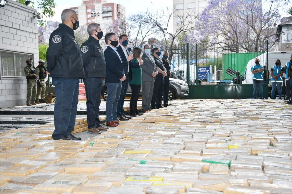 Secuestro. La Policía incautó marihuana con logos de Messi y Escobar.