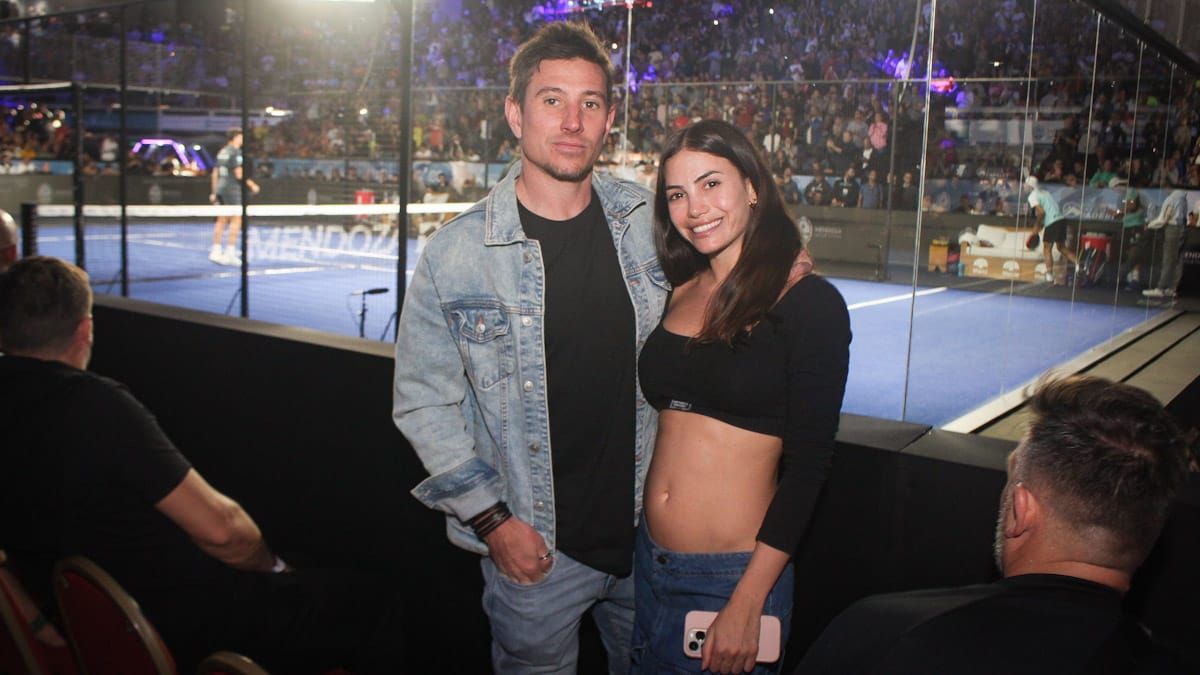 Agustín Vila y su novia Mica Dubra con looks combinados. Agustín Vila y su novia Mica Dubra con looks combinados.