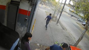 Esperaba a su marido en el auto hasta que un ladrón se subió, arrancó y manejó hasta que chocó