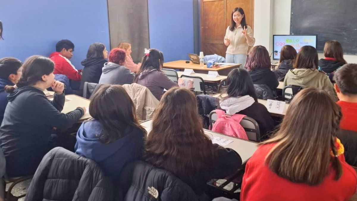 La República Popular China promueve no solo el estudio de su idioma sino también de su cultura. En Mendoza, lo hace a través del Instituto Confucio, que firmó un convenio con la DGE. La República Popular China promueve no solo el estudio de su idioma sino también de su cultura. En Mendoza, lo hace a través del Instituto Confucio, que firmó un convenio con la DGE.