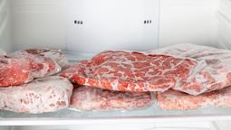 Descongelá la carne rápido: el método con dos utensilios de cocina que funciona