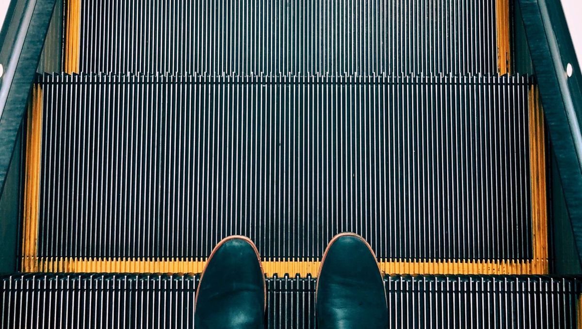 Hay que tener mucha precaución en este tipo de escaleras, ya que si bien están diseñadas para resguardar tu seguridad, siempre se corre riesgos Hay que tener mucha precaución en este tipo de escaleras, ya que si bien están diseñadas para resguardar tu seguridad, siempre se corre riesgos