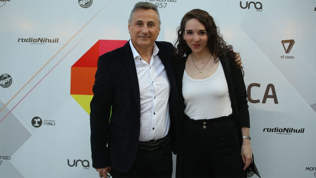 El conductor de Medio Día Carlos Hernández.