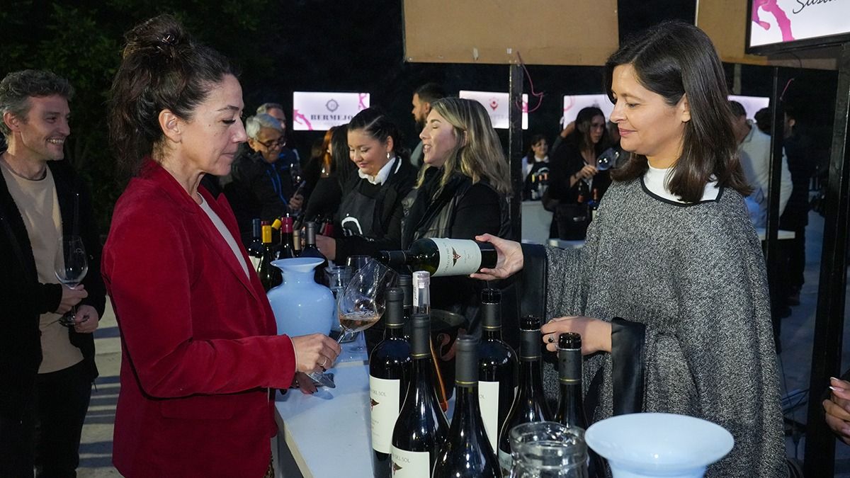 Pese a la noche fresca, más de 500 personas disfrutaron este viernes la primera jornada de la feria de vinos en Isidris. Pese a la noche fresca, más de 500 personas disfrutaron este viernes la primera jornada de la feria de vinos en Isidris.