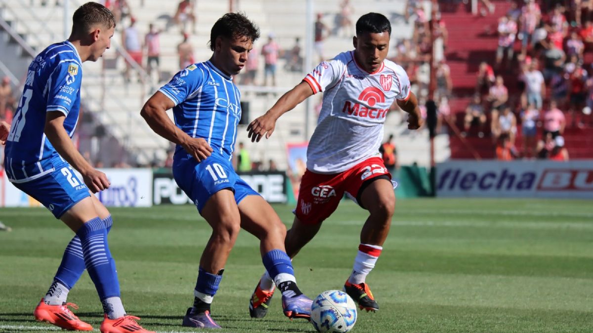 Santino Andino (27) y Tomás Pozzo (10) fueron fundamentales en la visita del Tomba a Instituto de Córdoba. Santino Andino (27) y Tomás Pozzo (10) fueron fundamentales en la visita del Tomba a Instituto de Córdoba.