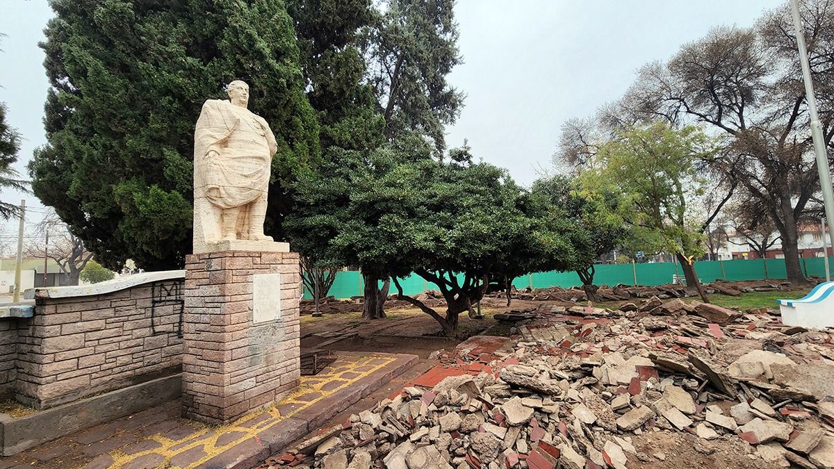 La estatua de Belgrano que se encuentra en el barrio Bombal, tampoco puede verse por obras que se están realizando en la plaza en la que está ubicada