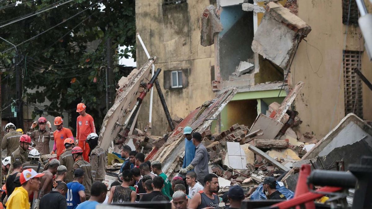 Bomberos y rescatistas continúan la búsqueda de personas desaparecidas bajo los escombros del edificio derrumbado en Recife, Brasil