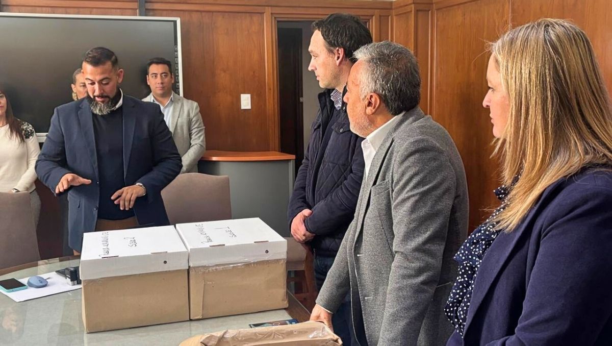 Rodolfo Montero y Alfredo Cornejo abrieron los sobres de la licitación del hospital de Luján de Cuyo. Foto: Matías Pascualetti Rodolfo Montero y Alfredo Cornejo abrieron los sobres de la licitación del hospital de Luján de Cuyo. Foto: Matías Pascualetti