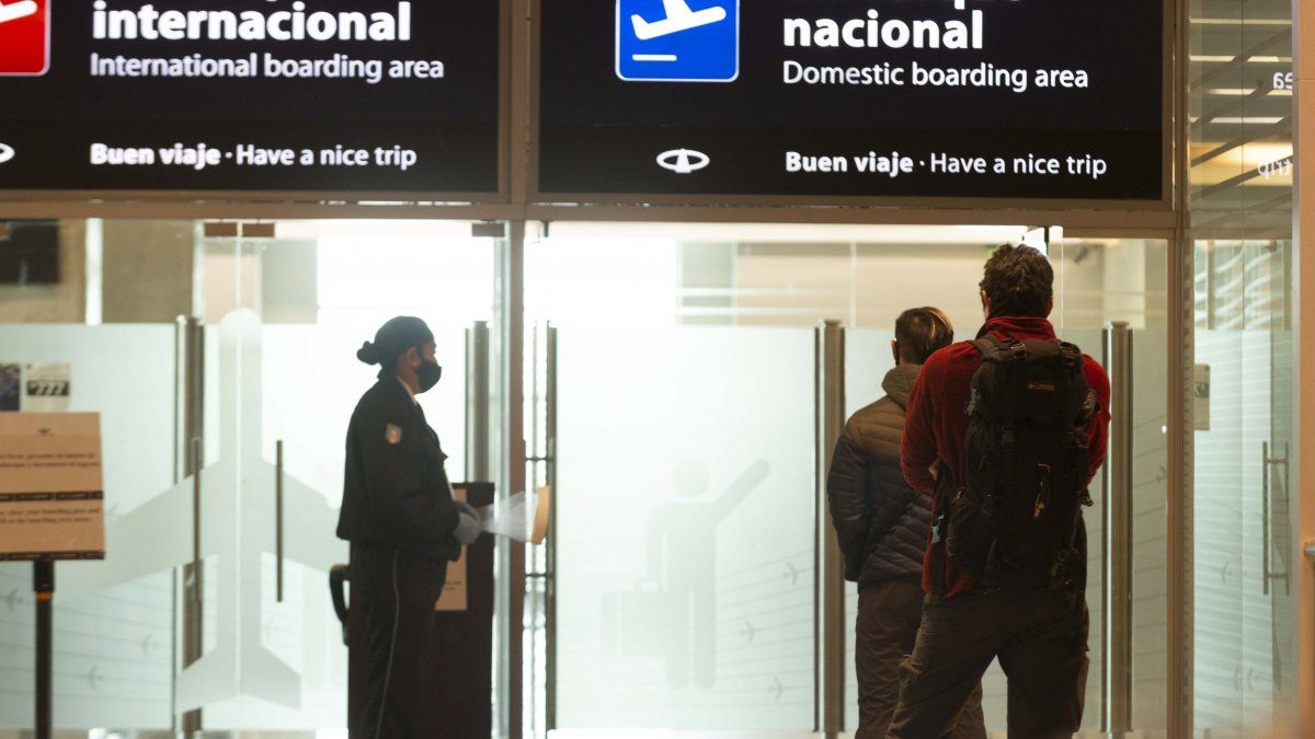 Flybondi pide la apertura de El Palomar y JetSmart se muda a Ezeiza.