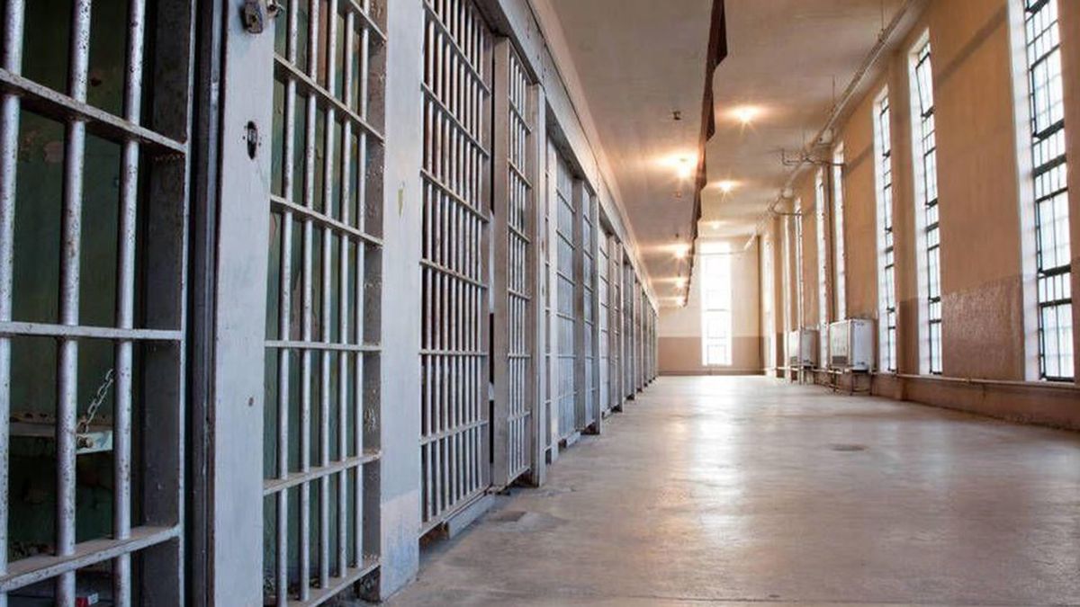 Las 10 penitenciarias fueron pasadas a disponibilidad y detenidas por someter a apremios ilegales a un interno trans.