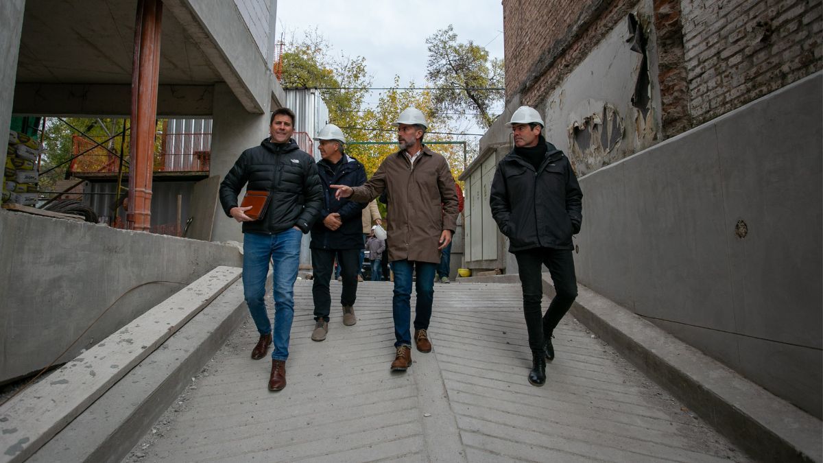 El intendente Ulpiano Suarez, con parte de su equipo y gente de la empresa constructora recorrieron la construcción de la Torre Allegra, en la Quinta Sección