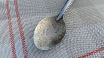 El mejor método para limpiar las cucharas y eliminar las manchas amarillentas