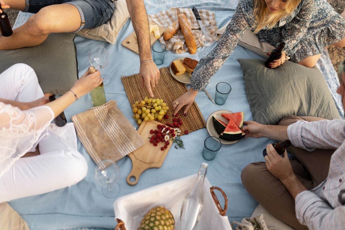 Puedes trasladar el picnic de la primavera al interior del hogar. Imagen: Freepik. Puedes trasladar el picnic de la primavera al interior del hogar. Imagen: Freepik.