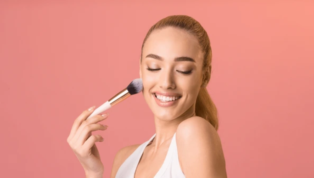 Toma nota de cómo aplicar el corrector para lucir una piel más joven