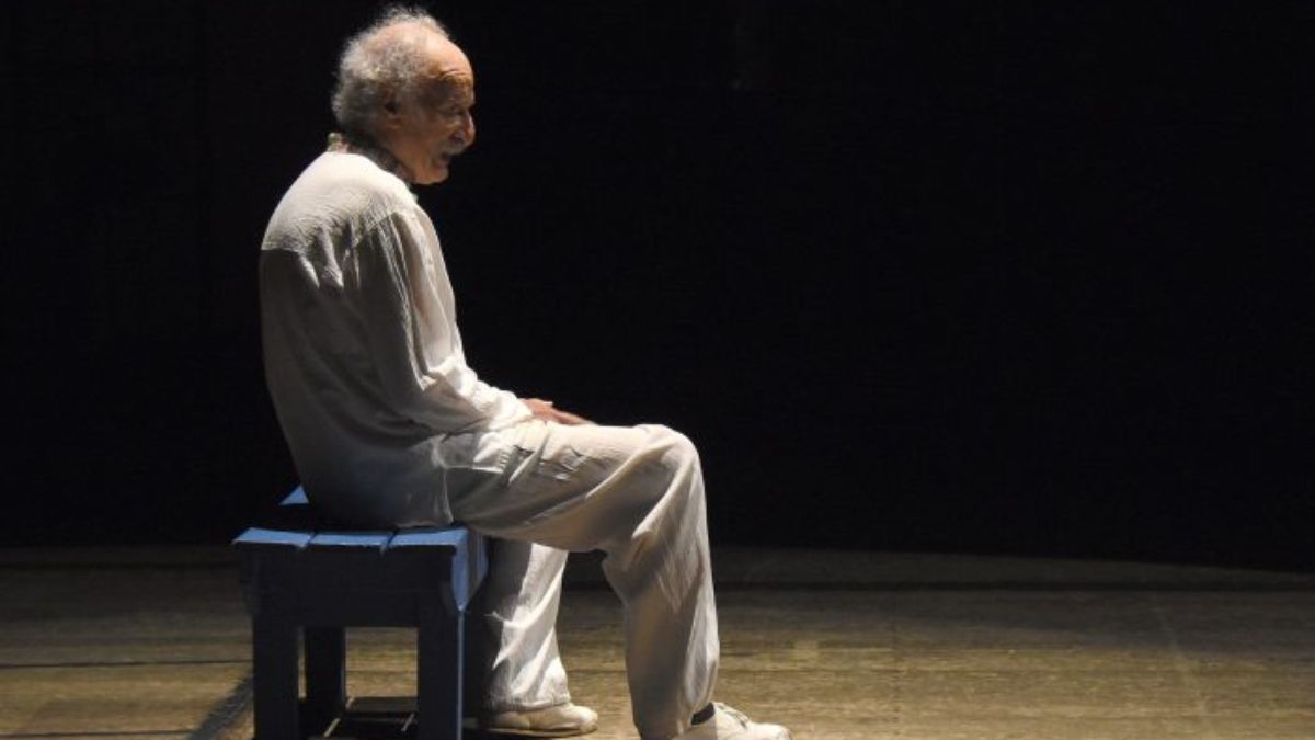 El Flaco Ernesto Suárez recordó sus épocas de teatro militante y defendió también la idea del teatro popular, el de la gente, luego de cumplir 82 años.