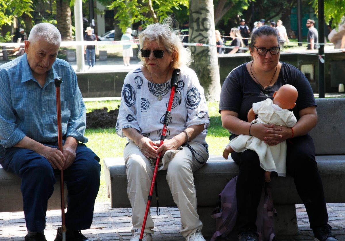 Un respiro frente al calor, en la marcha de jubilados de este miércoles. Un respiro frente al calor, en la marcha de jubilados de este miércoles.