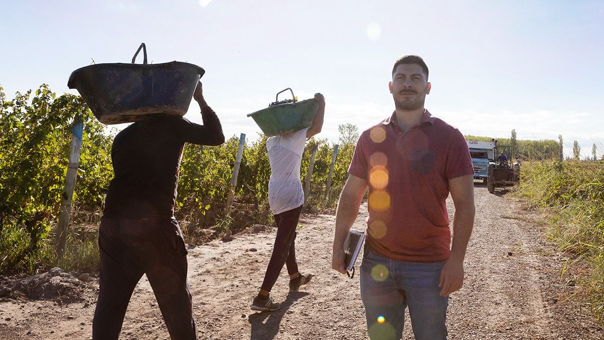 En 2021, con 28 años Lucca Stradella fundó su bodega y se involucra en todo el proceso del vino, desde la tierra hasta la comercialización. En 2021, con 28 años Lucca Stradella fundó su bodega y se involucra en todo el proceso del vino, desde la tierra hasta la comercialización.