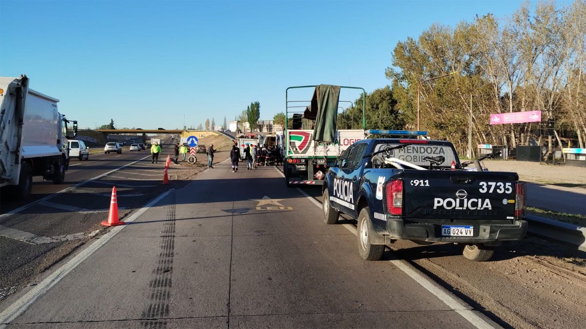 Ocurrió en Acceso Sur y Quintana, de Luján, donde se montó un amplio operativo para salvar la vida del camionero. Ocurrió en Acceso Sur y Quintana, de Luján, donde se montó un amplio operativo para salvar la vida del camionero.