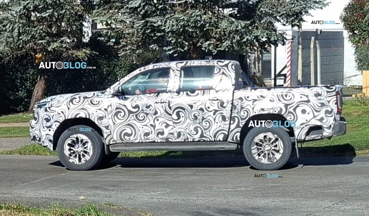 La unidad camuflada captada por el sitio AutoBlog permitió confirmar que la Toyota Hilux fabricada en Argentina incorporará el práctico escalón lateral en su caja de carga. La unidad camuflada captada por el sitio AutoBlog permitió confirmar que la Toyota Hilux fabricada en Argentina incorporará el práctico escalón lateral en su caja de carga.