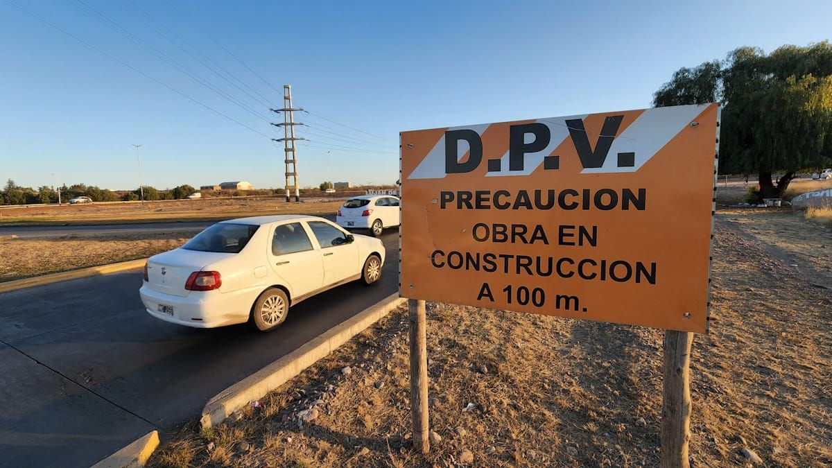 El tramo más largo, desde la rotonda Los Carlos hasta San Vicente aún funciona como calle de barrio, y no como autopista.