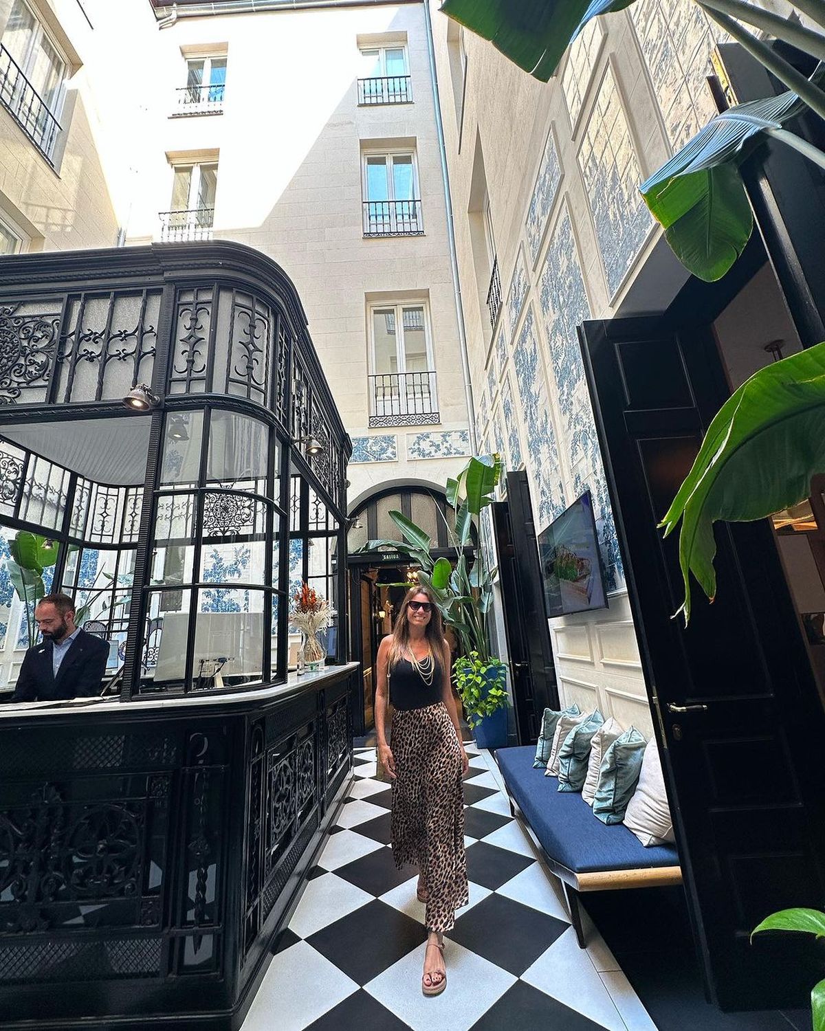 Desde Madrid, Pampita se suma al animal print y anticipa la primavera: extra large, golden y más.