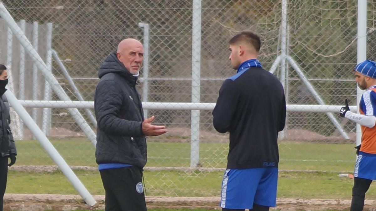 El Gato Oldrá le da indicaciones a sus jugadores en el predio de Coquimbito. El Gato Oldrá le da indicaciones a sus jugadores en el predio de Coquimbito.