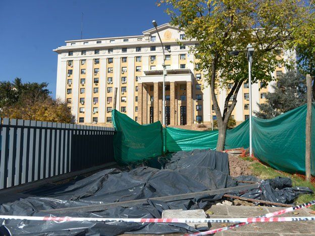 El techo del Memorial de la Bandera ha recibido varios arreglos para detener las filtraciones de agua. En total, el edificio ha sido reparado 9 veces.