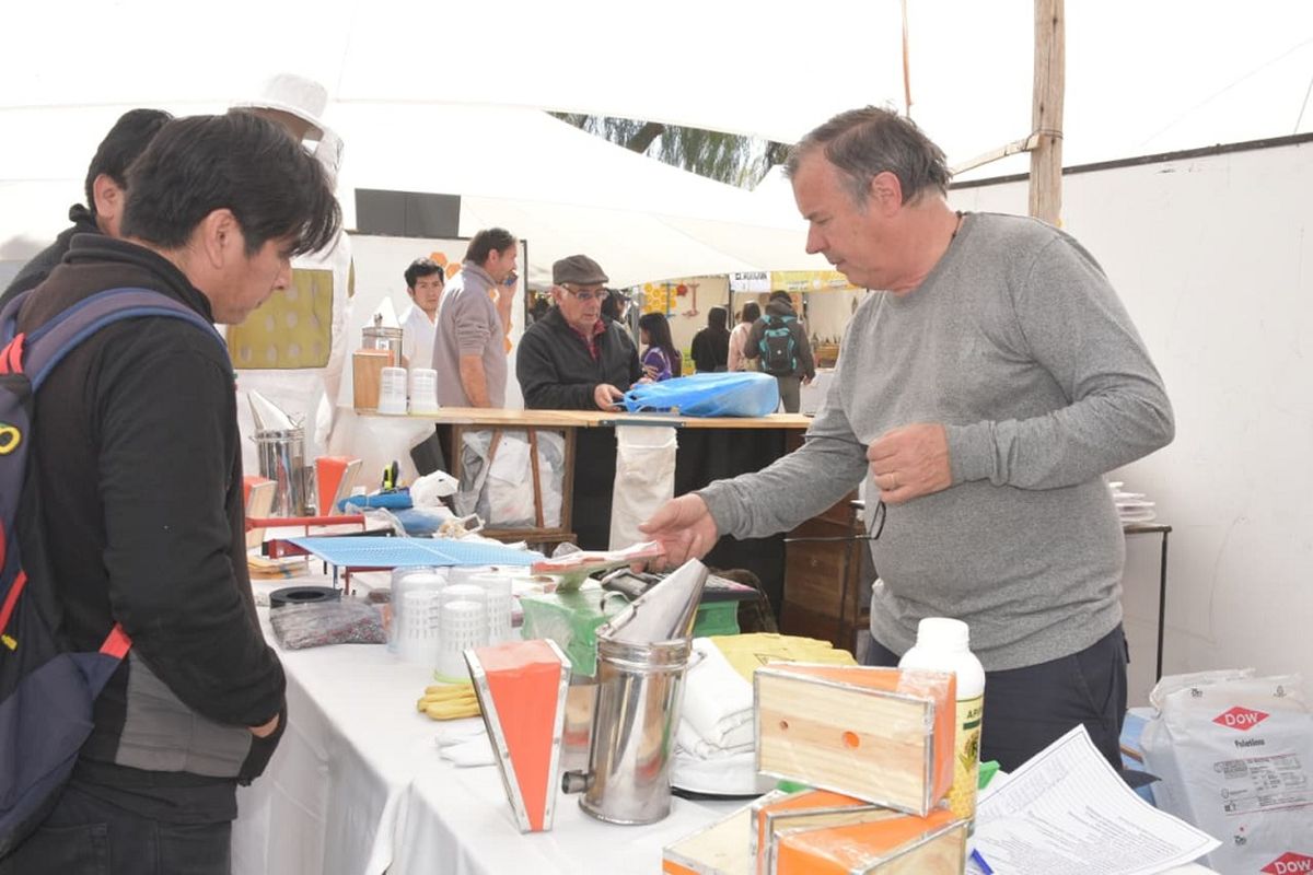  La Expo Apícola tiene como objetivo promover la apicultura en el departamento y el consumo de miel. La Expo Apícola tiene como objetivo promover la apicultura en el departamento y el consumo de miel.