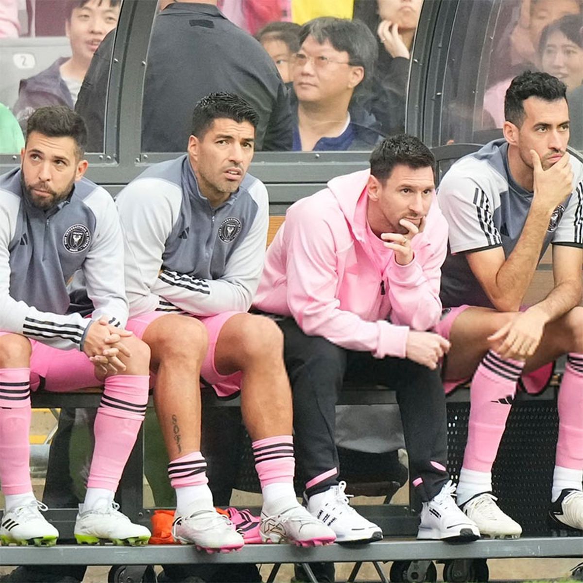 Messi está junto a Luis Suárez. Messi está junto a Luis Suárez.
