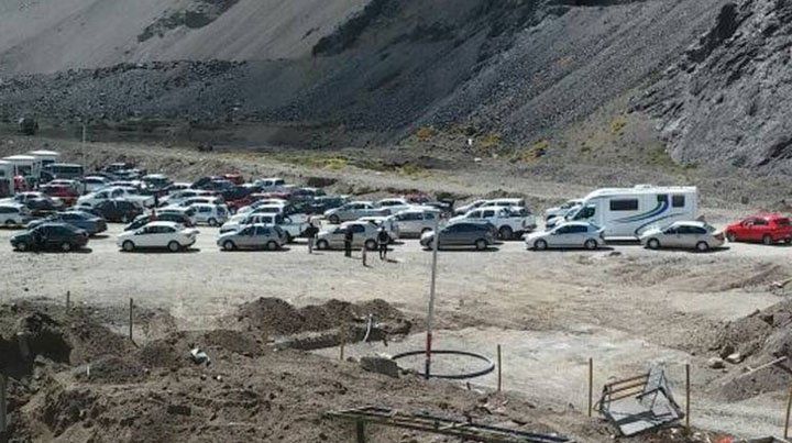 Largas colas para pasar a Chile, sólo se atiende dentro del complejo