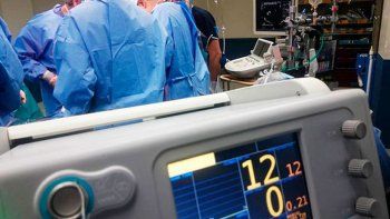 Un hombre nacido sin testículos en Serbia recibió uno de su gemelo idéntico