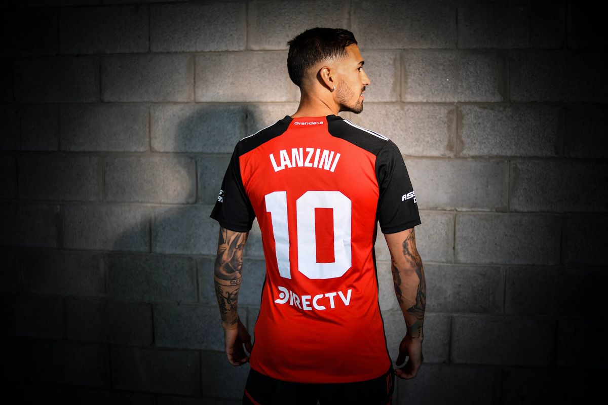 La espalda de la camiseta es roja La espalda de la camiseta es roja