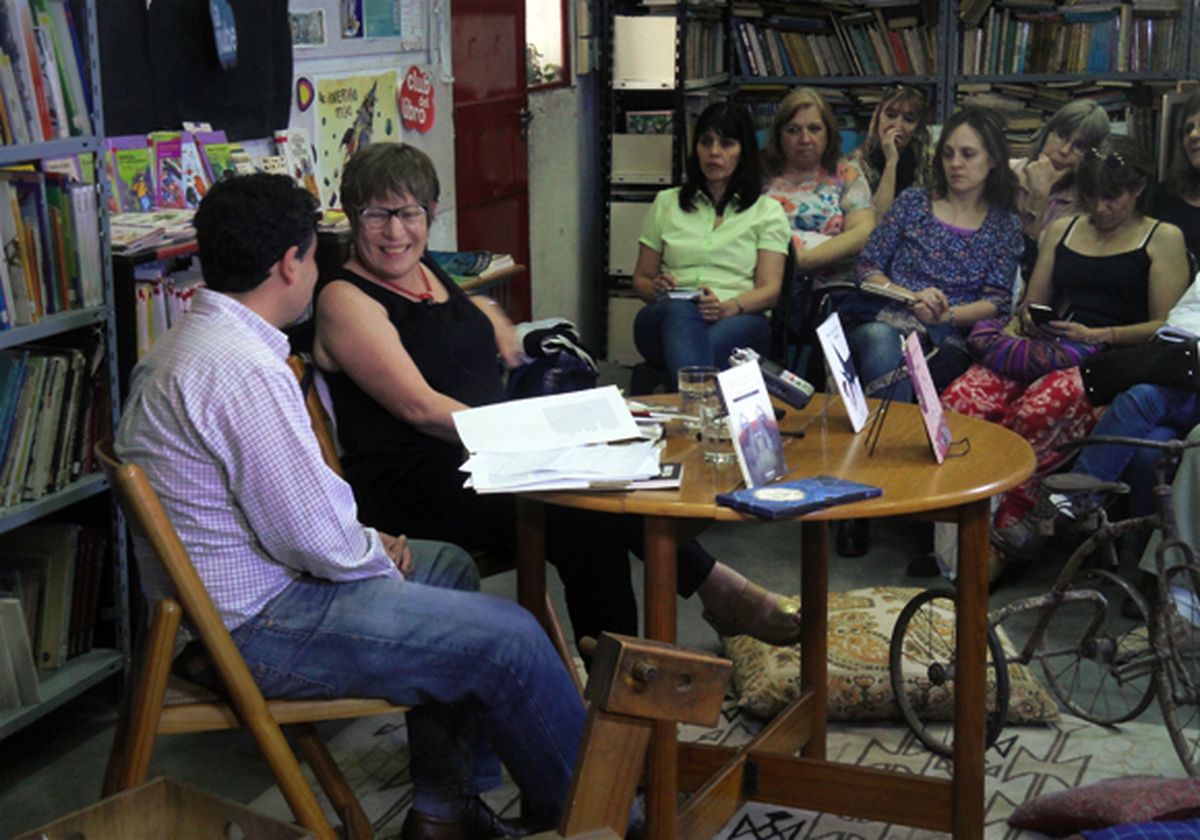 María Teresa en animada charla con estudiantes.