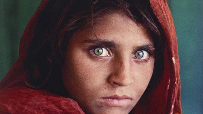 Así está hoy La niña afgana de la foto popularizada por National Geographic
