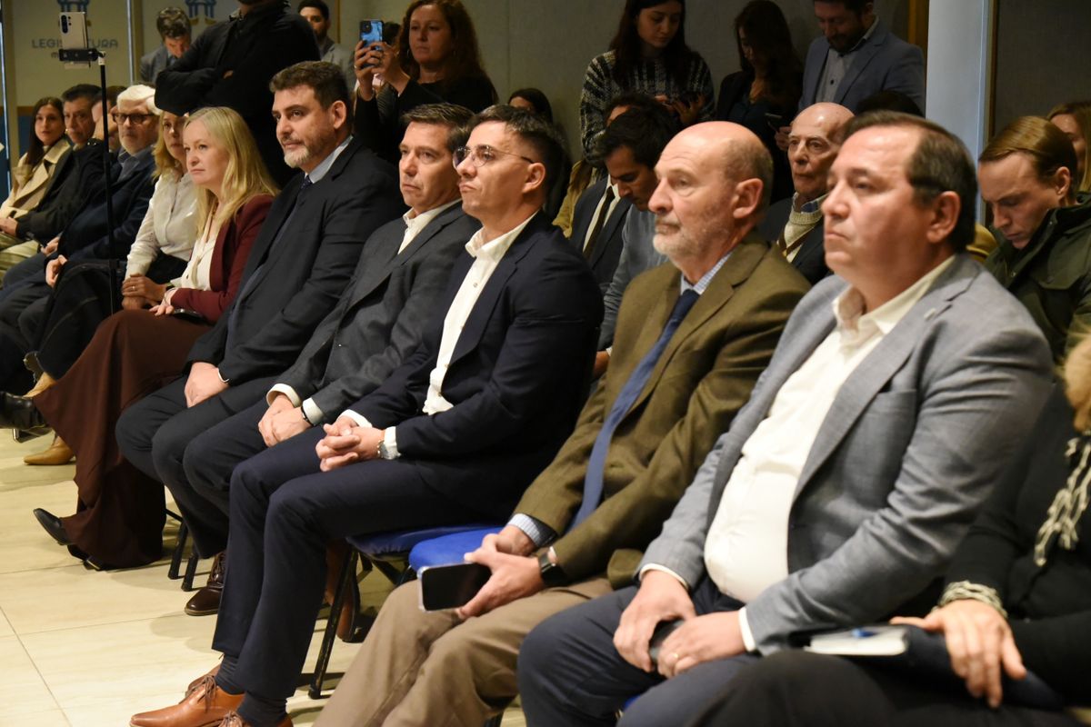 Las autoridades presentes en el acto en la Legislatura. Las autoridades presentes en el acto en la Legislatura.