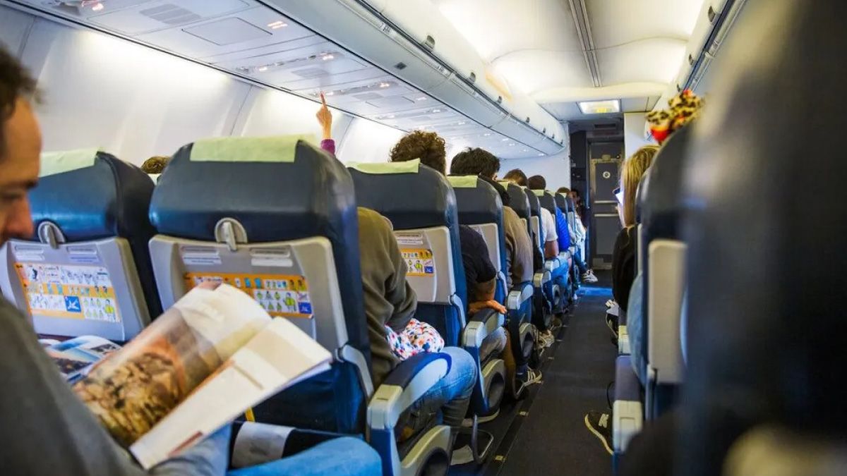 Un hombre se descompensó en pleno vuelo y murió tras un aterrizaje de emergencias en Neuquén, donde fue atendido por médicos del aeropuerto Un hombre se descompensó en pleno vuelo y murió tras un aterrizaje de emergencias en Neuquén, donde fue atendido por médicos del aeropuerto