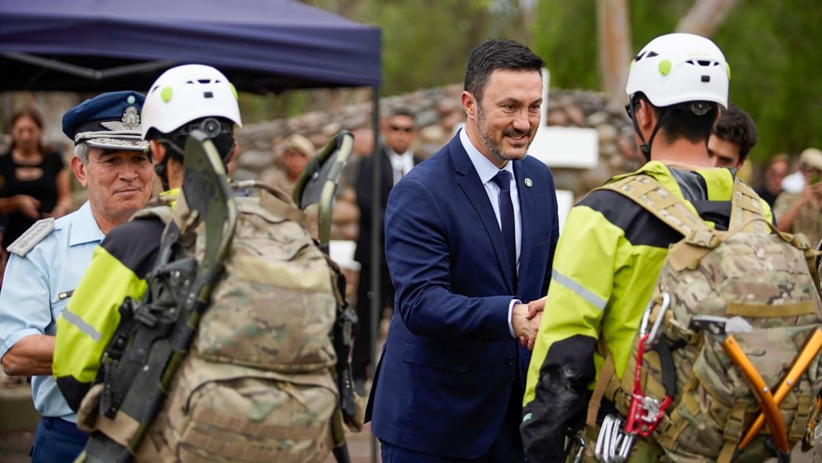 Luis Petri entregó reconocimientos a soldados que hicieron cumbre en el cerro Aconcagua esta semana. Luis Petri entregó reconocimientos a soldados que hicieron cumbre en el cerro Aconcagua esta semana.