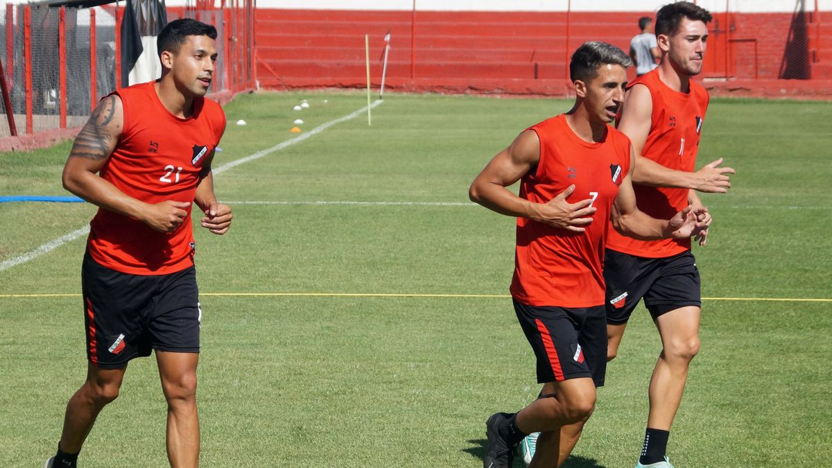 Agustín Manzur está en el medio de la foto junto a Alvaro Veliez y Marcelo Eggel. Agustín Manzur está en el medio de la foto junto a Alvaro Veliez y Marcelo Eggel.