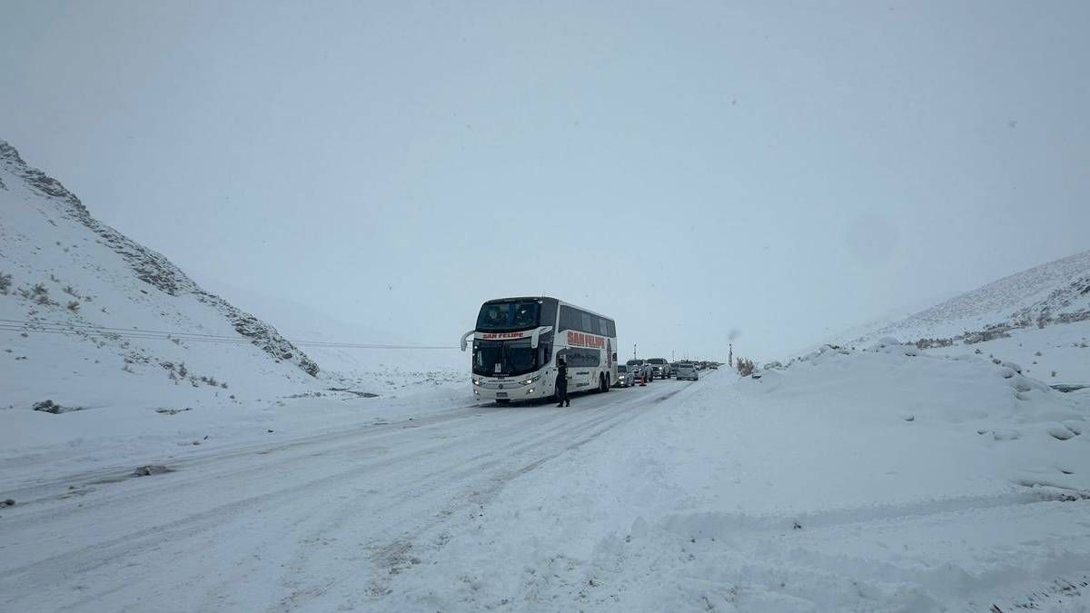 Una gran cantidad de turistas viajó para llegar hacia Las Leñas en medio de un temporal de nieve en Malargüe. Una gran cantidad de turistas viajó para llegar hacia Las Leñas en medio de un temporal de nieve en Malargüe.