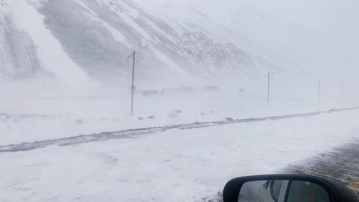 Una familia con dos niñas pequeñas fue evacuada por una brecha sanitaria que abrieron las máquinas de Vialidad, que trabajaron pese a la casi nula visibilidad que dejó el viento blanco. Una familia con dos niñas pequeñas fue evacuada por una brecha sanitaria que abrieron las máquinas de Vialidad, que trabajaron pese a la casi nula visibilidad que dejó el viento blanco.