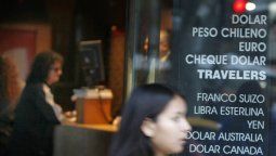 El dólar subió 10 centavos y cerró a $58