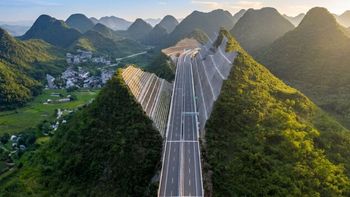 Desafío a la naturaleza: parten una montaña a la mitad para crear una autopista futurista