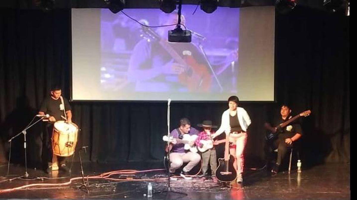 Mateo Villegas junto a uno niño que lo acompañó en un tramo de su show. Mateo Villegas junto a uno niño que lo acompañó en un tramo de su show.